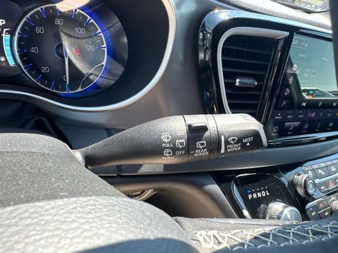 Used 2025 Chrysler Pacifica Select FWD image 14