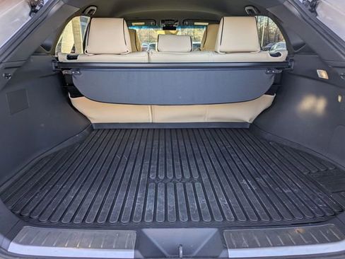 Used 2024 Toyota Venza XLE image 4