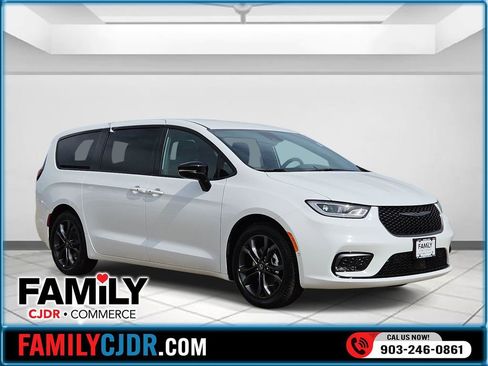 New 2026 Chrysler Pacifica Select FWD image 1