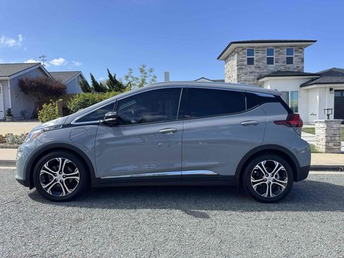 Used 2019 Chevrolet Bolt Premier w/ Infotainment Package FWD image 7