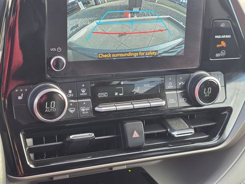 Used 2023 Toyota Highlander XLE image 24