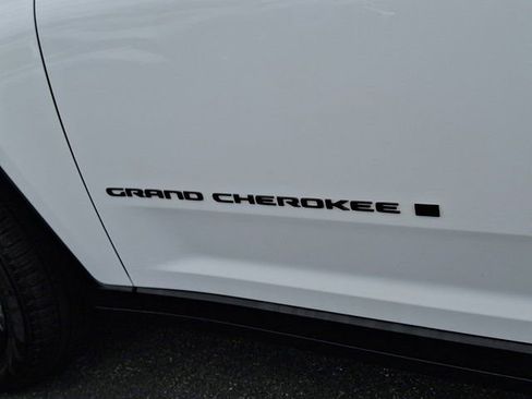 Certified 2024 Jeep Grand Cherokee Limited w/ Black Appearance Package AWD/4WD image 34