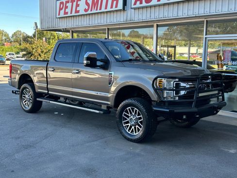 Used 2019 Ford F250 XLT w/ XLT Premium Package image 4