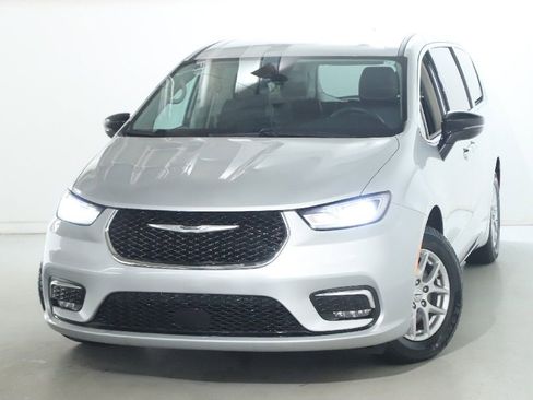 Used 2024 Chrysler Pacifica Touring-L FWD image 3