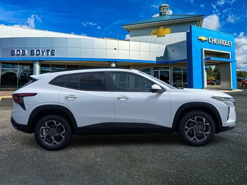 New 2026 Chevrolet Trax LT w/ Sunroof Package FWD image 8