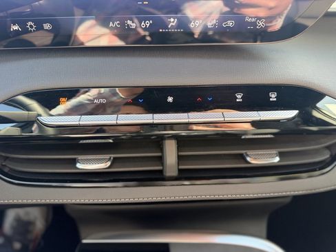 Used 2025 Buick Enclave Preferred image 17