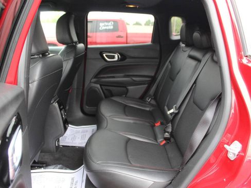 Used 2025 Jeep Compass Trailhawk AWD/4WD image 15