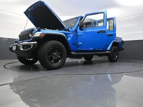 Used 2025 Jeep Gladiator Sport AWD/4WD image 31