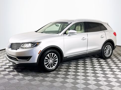 Used 2017 Lincoln MKX Select w/ Select Plus Package FWD image 4