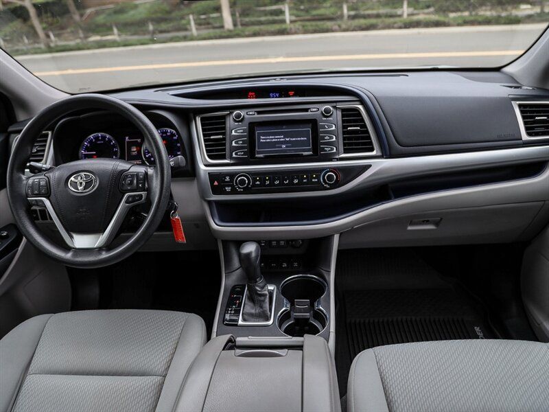 Used 2017 Toyota Highlander LE AWD/4WD image 16
