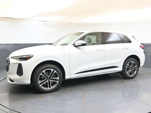 Certified 2025 Audi Q5 Premium w/ Convenience Package AWD/4WD image 2