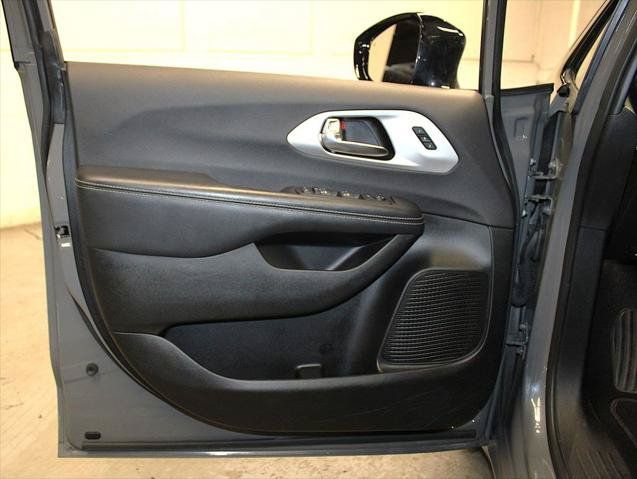 Certified 2025 Chrysler Pacifica Limited FWD image 28