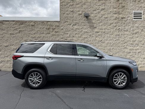 Used 2023 Chevrolet Traverse LT FWD image 2