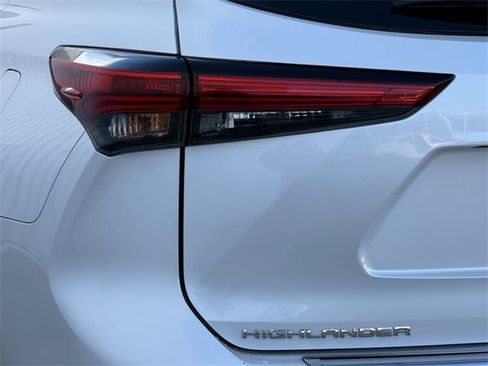Used 2023 Toyota Highlander XLE image 6