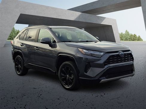 Used 2022 Toyota RAV4 SE image 4