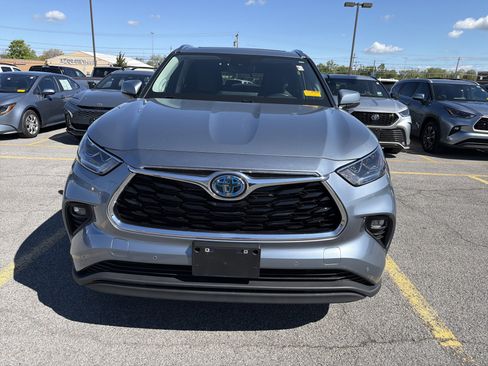 Used 2023 Toyota Highlander Limited AWD/4WD image 3