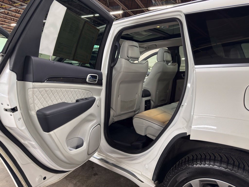 Used 2021 Jeep Grand Cherokee Summit AWD/4WD image 30