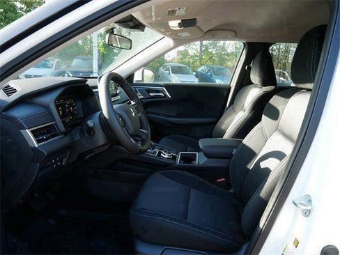 New 2025 Mitsubishi Outlander ES image 4