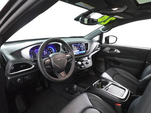 Used 2024 Chrysler Pacifica Touring-L w/ S Appearance Package image 14