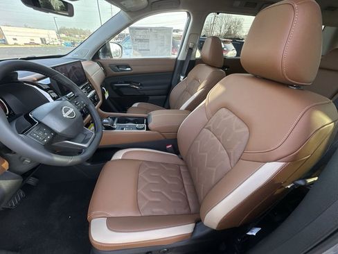 New 2026 Nissan Pathfinder Platinum image 11
