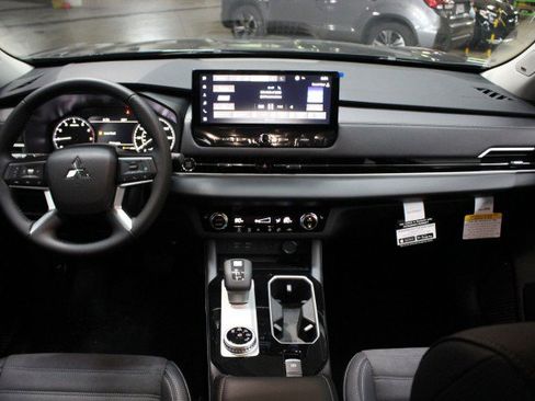 New 2025 Mitsubishi Outlander SE image 22