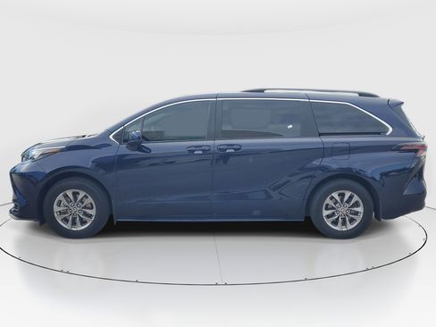 Used 2024 Toyota Sienna LE AWD/4WD image 6
