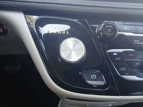 Used 2024 Chrysler Pacifica Select image 19