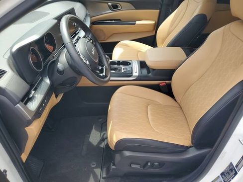 Used 2023 Kia Carnival LX FWD image 18