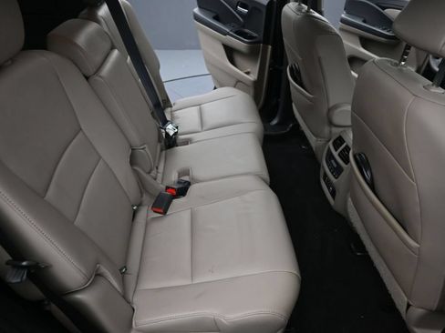 Used 2016 Honda Pilot Touring image 14