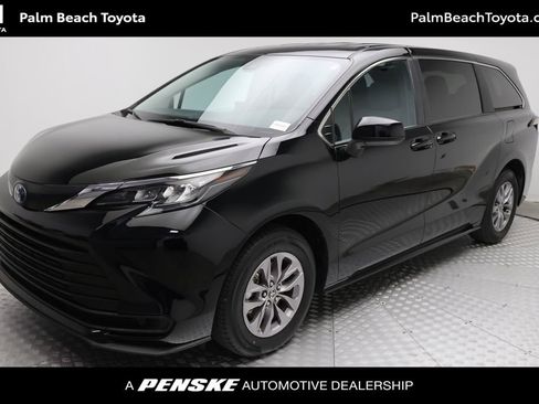 Certified 2025 Toyota Sienna LE image 1