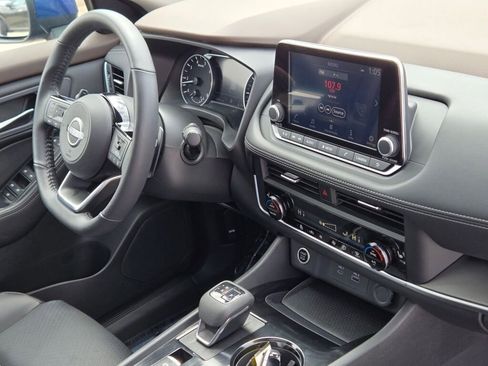 Used 2023 Nissan Rogue SV w/ SV Premium B Package image 5