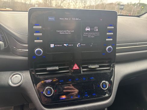 Used 2022 Hyundai Ioniq SE image 12