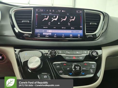 Used 2024 Chrysler Pacifica Touring-L image 27