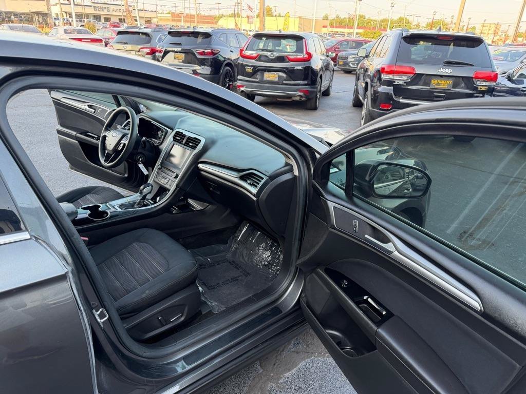 Used 2016 Ford Fusion SE FWD image 16
