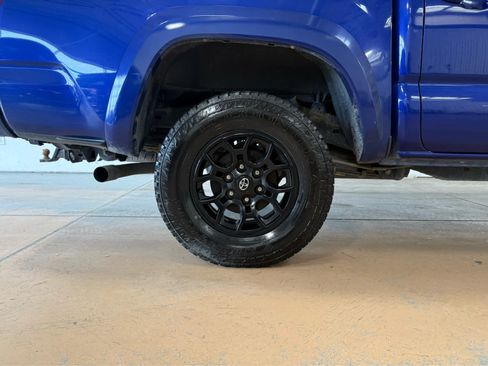 Used 2022 Toyota Tacoma SR5 AWD/4WD image 9
