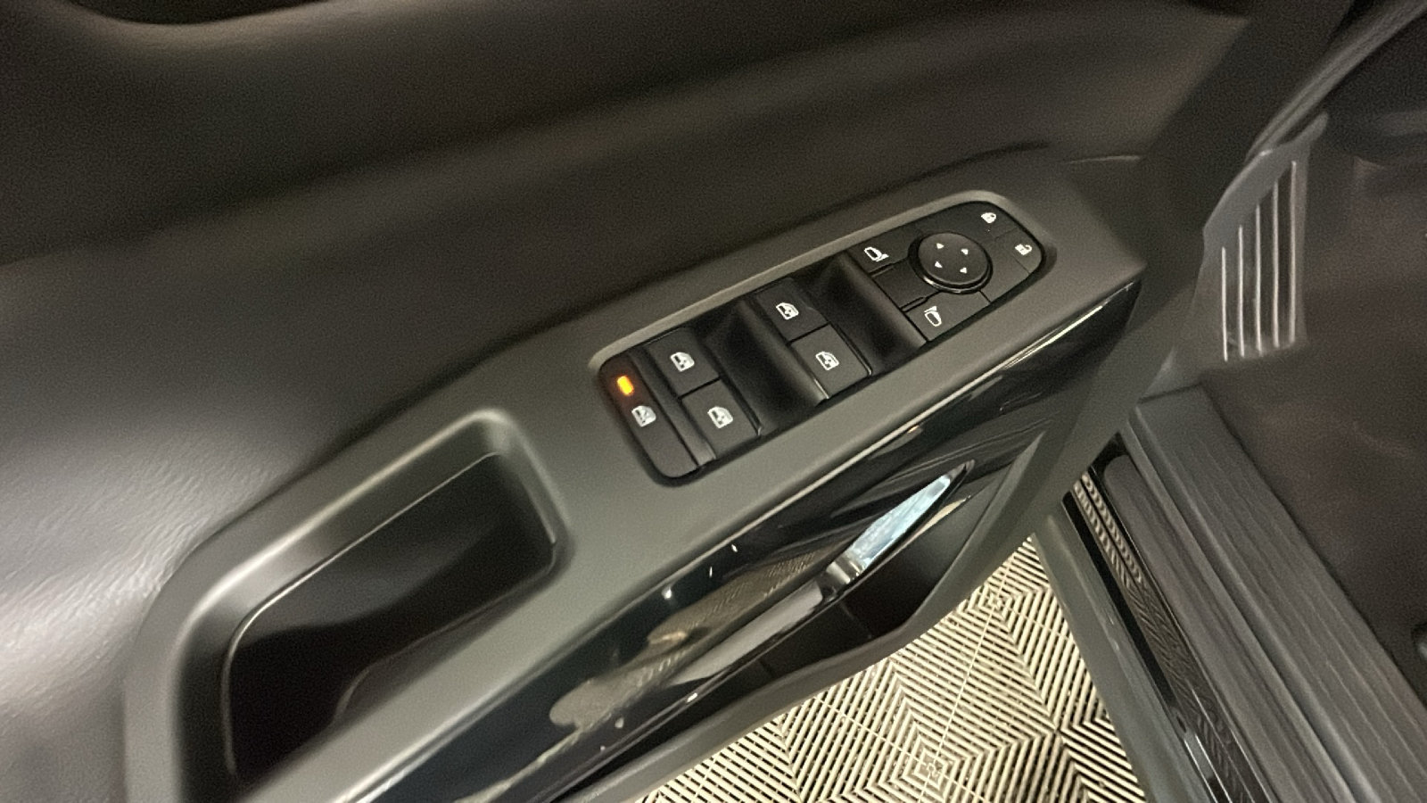Used 2024 Nissan Pathfinder S AWD/4WD image 13