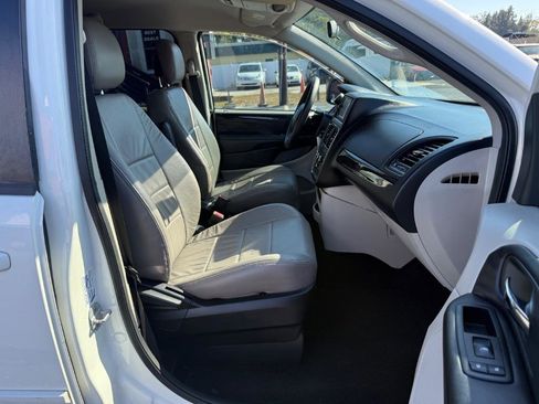 Used 2012 Dodge Grand Caravan SXT image 17