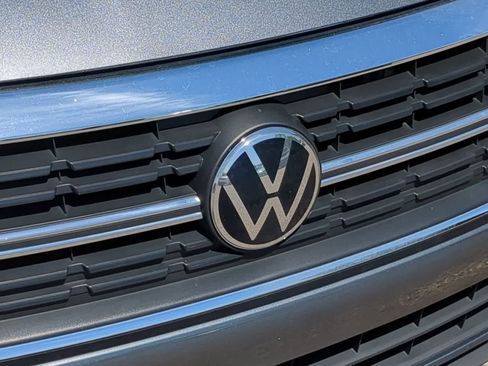 Used 2021 Volkswagen Tiguan SE w/ Panoramic Sunroof Package FWD image 11