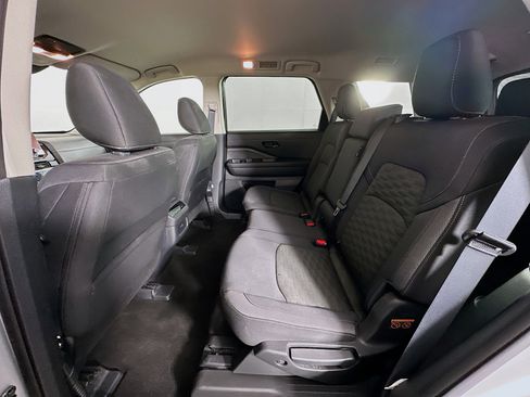 Used 2024 Nissan Pathfinder SV image 27