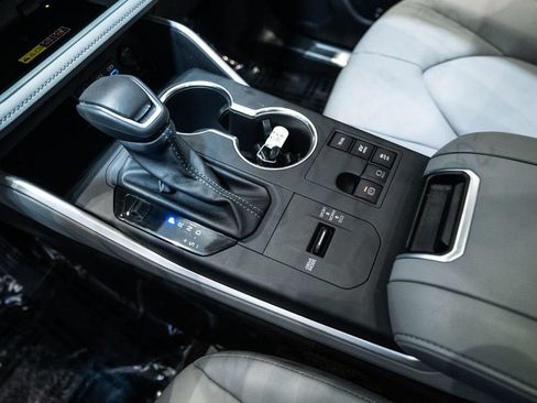 Certified 2025 Toyota Highlander XLE image 20