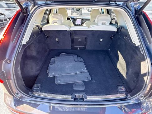 Used 2022 Volvo XC60 B5 Momentum image 30