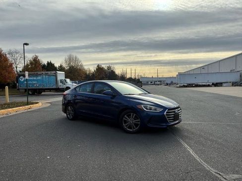 Used 2017 Hyundai Elantra SE image 2