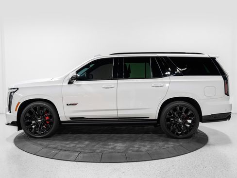 Used 2025 Cadillac Escalade V w/ LPO, ONYX Package AWD/4WD image 4