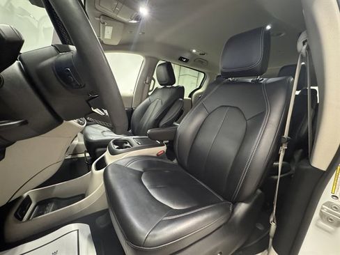 Used 2024 Chrysler Pacifica Select image 22