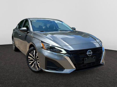 Used 2025 Nissan Altima 2.5 SV FWD image 1