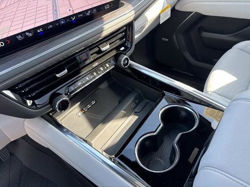 New 2026 Chevrolet Suburban Premier image 18