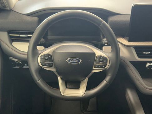 Used 2025 Ford Explorer Active AWD/4WD image 17