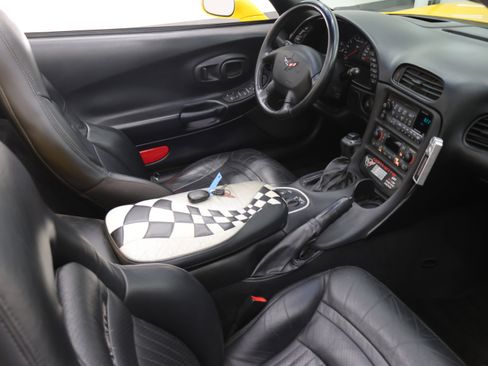 Used 2000 Chevrolet Corvette Convertible w/ Memory Pkg RWD image 35