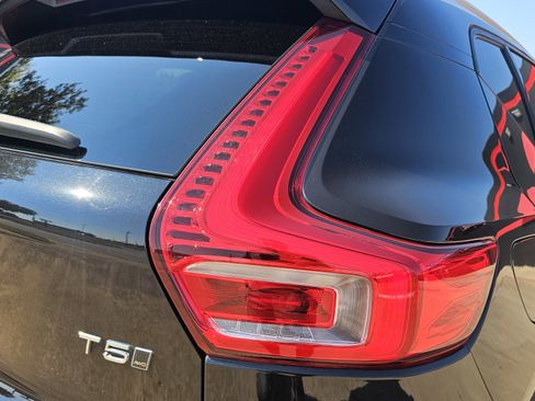 Used 2019 Volvo XC40 T5 Momentum image 9