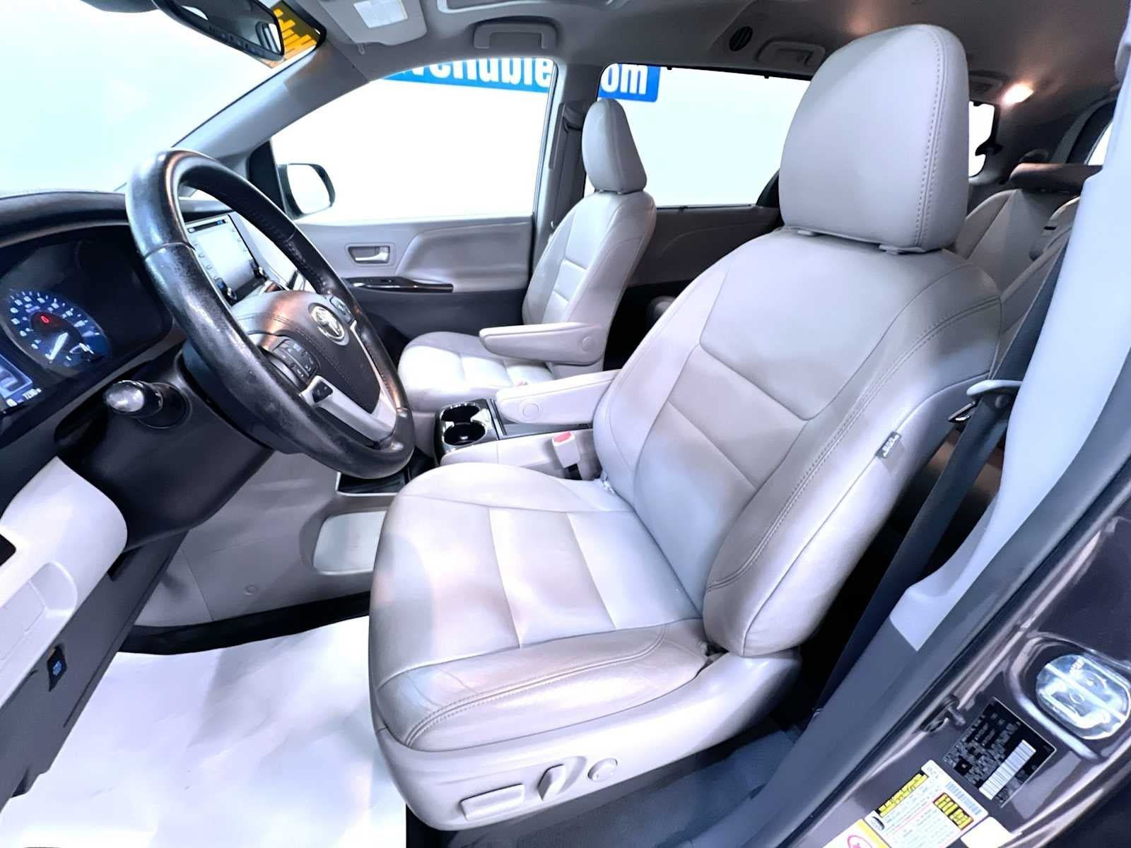 Used 2019 Toyota Sienna XLE w/ XLE Navigation Package FWD image 14